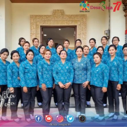 PKK Desa Angseri mewakili Kecamatan Baturiti mengikuti Lomba paduan suara