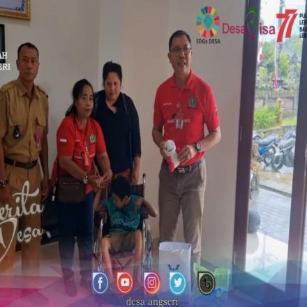 Hari Disabilitas Internasional Dinas Sosial P3A Kabupaten Tabanan menyerahkan bantuan Kursi Roda