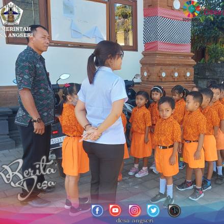 Perbekel Desa Angseri menyapa anak anak PAUD dalam Kegiatan Outdoor mengunjungi Kantor Desa Angseri 