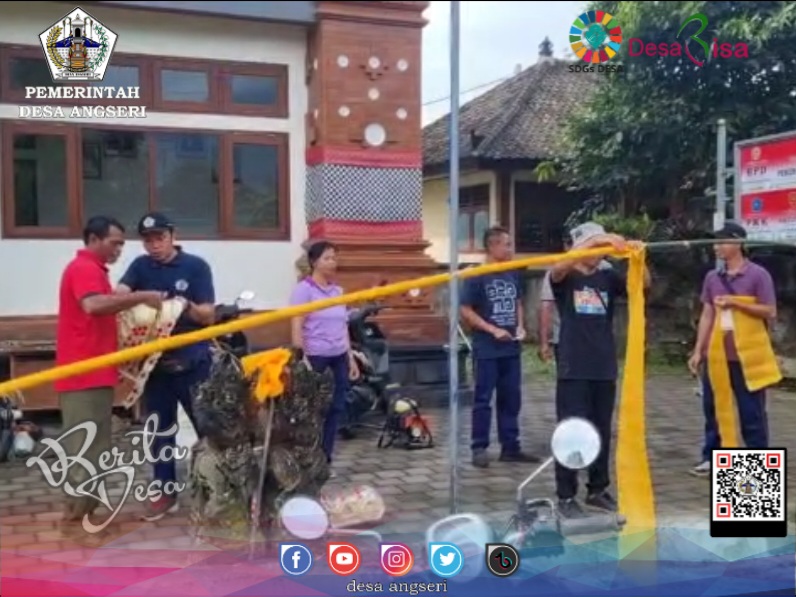 Pembuatan Penjor menyambut Hari Raya Galungan Lan Kuningan 