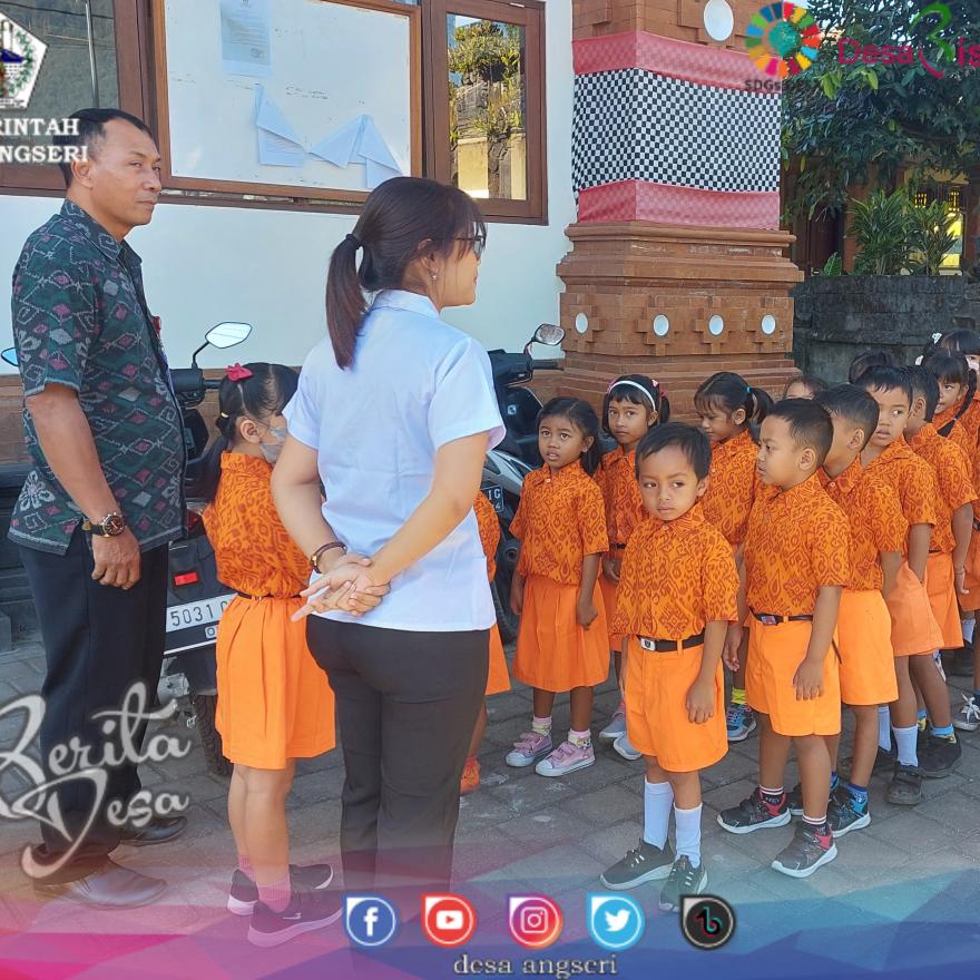 Perbekel Desa Angseri menyapa anak anak PAUD dalam Kegiatan Outdoor mengunjungi Kantor Desa Angseri 